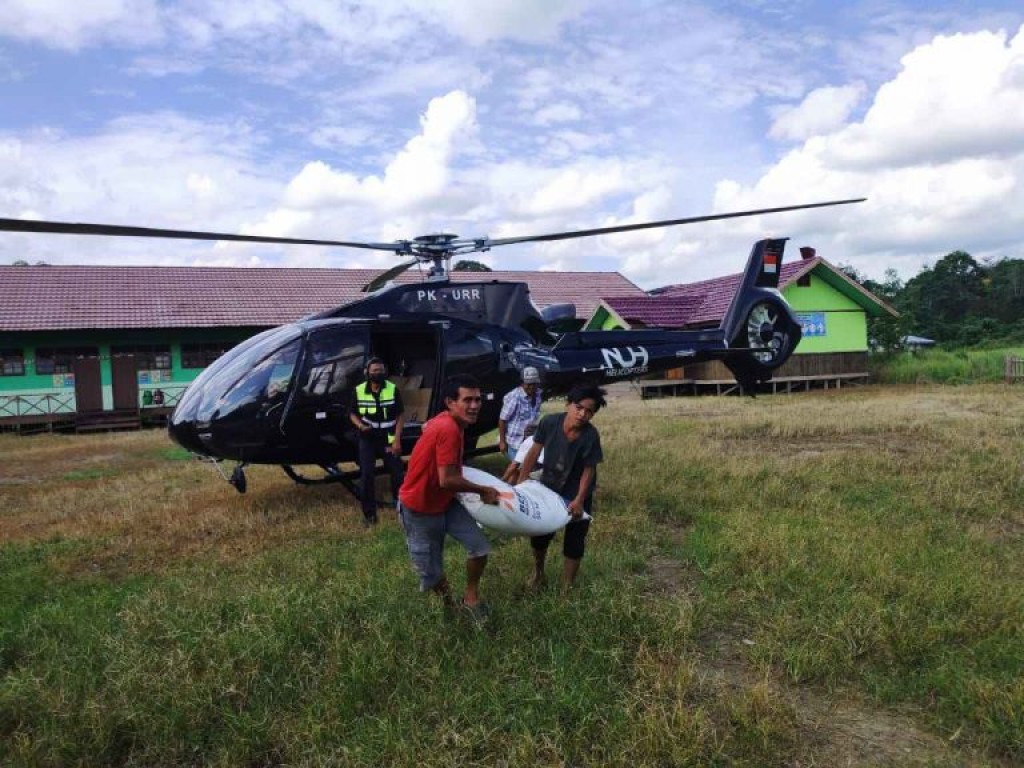 SEWA HELIKOPTER, PEMKAB PASER KIRIM BANTUAN KORBAN BANJIR DESA KEPALA TELAKE
